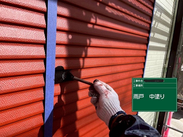 明石市　雨戸の中塗り作業